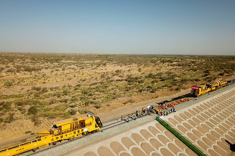 China: primeira ferrovia do mundo em torno do deserto é concluída