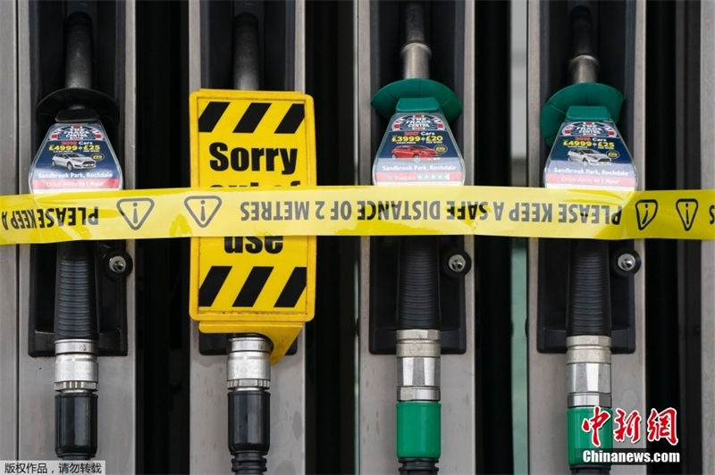 Compras em pânico continuam em postos de gasolina no Reino Unido devido interrupções no fornecimento