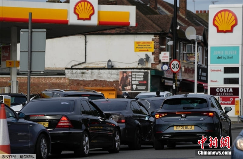 Compras em pânico continuam em postos de gasolina no Reino Unido devido interrupções no fornecimento