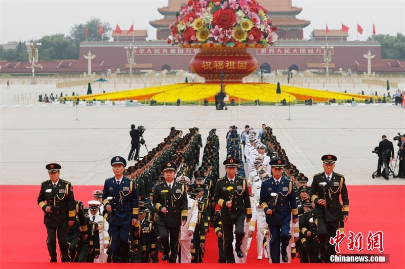 Xi presta homenagem aos heróis nacionais na Praça Tiananmen