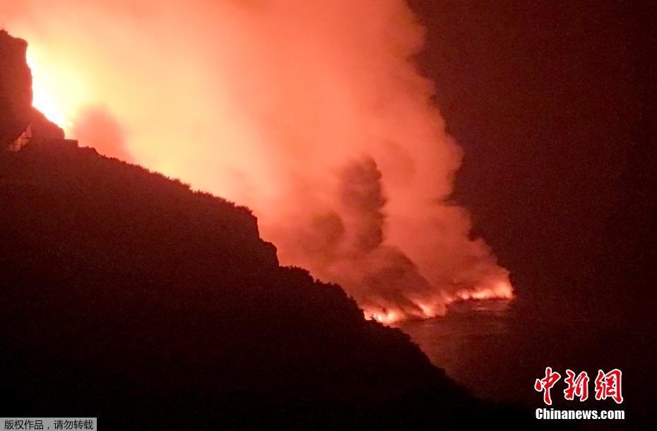 Espanha: lava do vulcão toca Oceano Atlântico