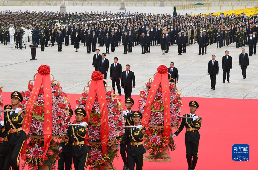 Xi presta homenagem aos heróis nacionais na Praça Tiananmen