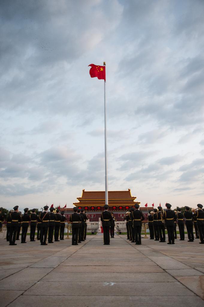 Cerimônia de hasteamento da bandeira na Praça Tian'anmen no Dia Nacional