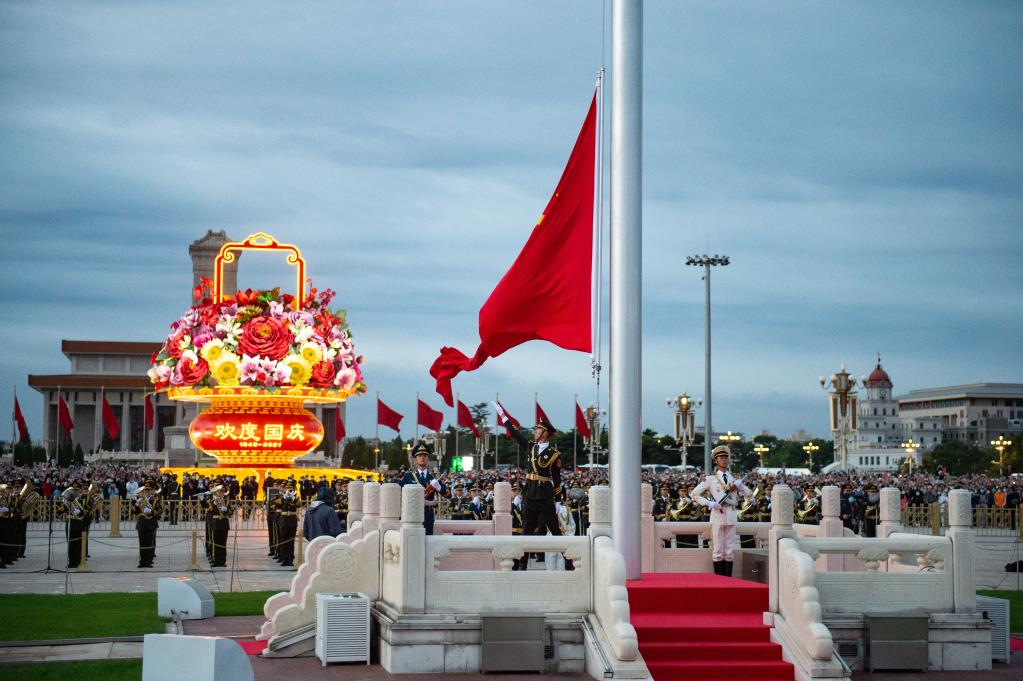 Cerimônia de hasteamento da bandeira na Praça Tian'anmen no Dia Nacional