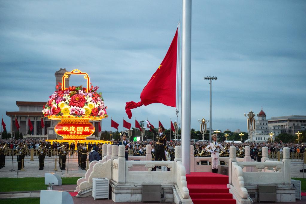 Cerimônia de hasteamento da bandeira na Praça Tian'anmen no Dia Nacional