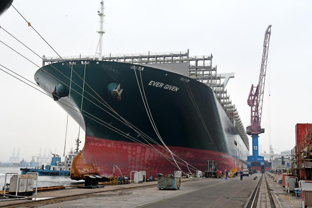 Navio que bloqueou Canal de Suez chega a cidade chinesa de Qingdao para reparos