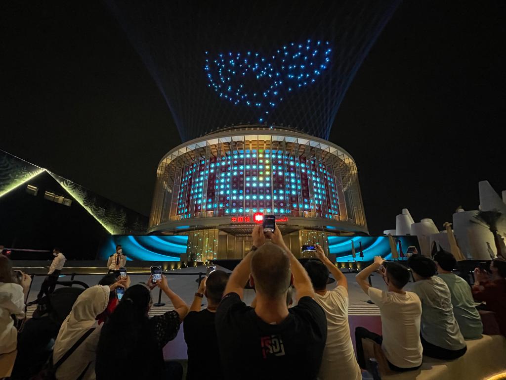 Show de luzes no Pavilhão da China ilumina a Expo de Dubai