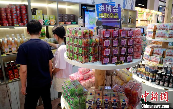 Bazar da CIIE se torna novo ponto turístico para consumidores no feriado do Dia Nacional da China