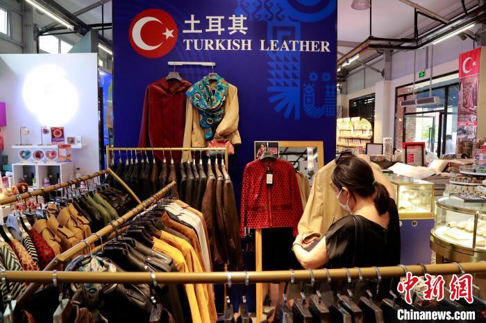 Bazar da CIIE se torna novo ponto turístico para consumidores no feriado do Dia Nacional da China
