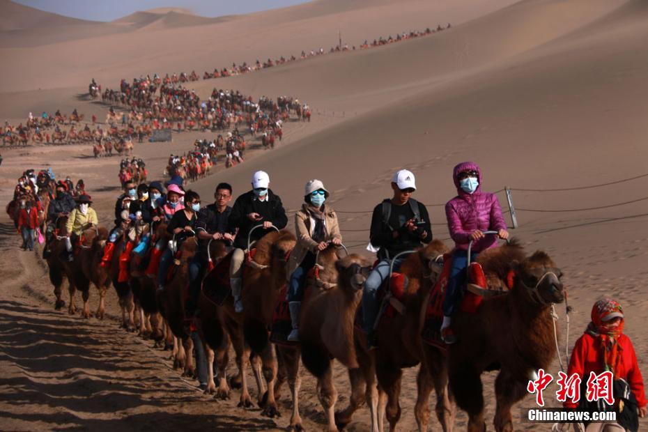 Gansu: paisagem da Rota da Seda atrai mais de 300.000 visitantes durante feriado do Dia Nacional   