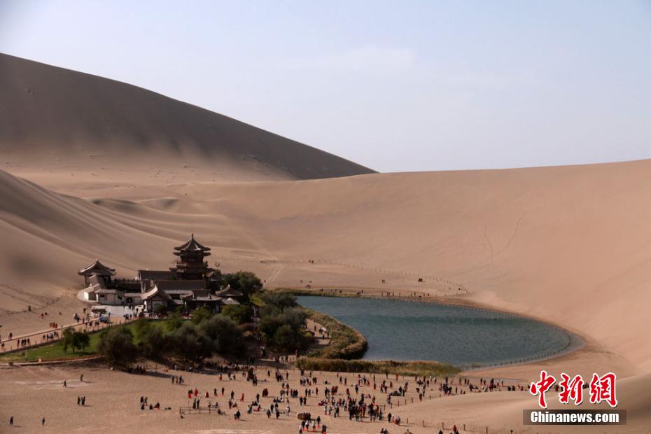 Gansu: paisagem da Rota da Seda atrai mais de 300.000 visitantes durante feriado do Dia Nacional   