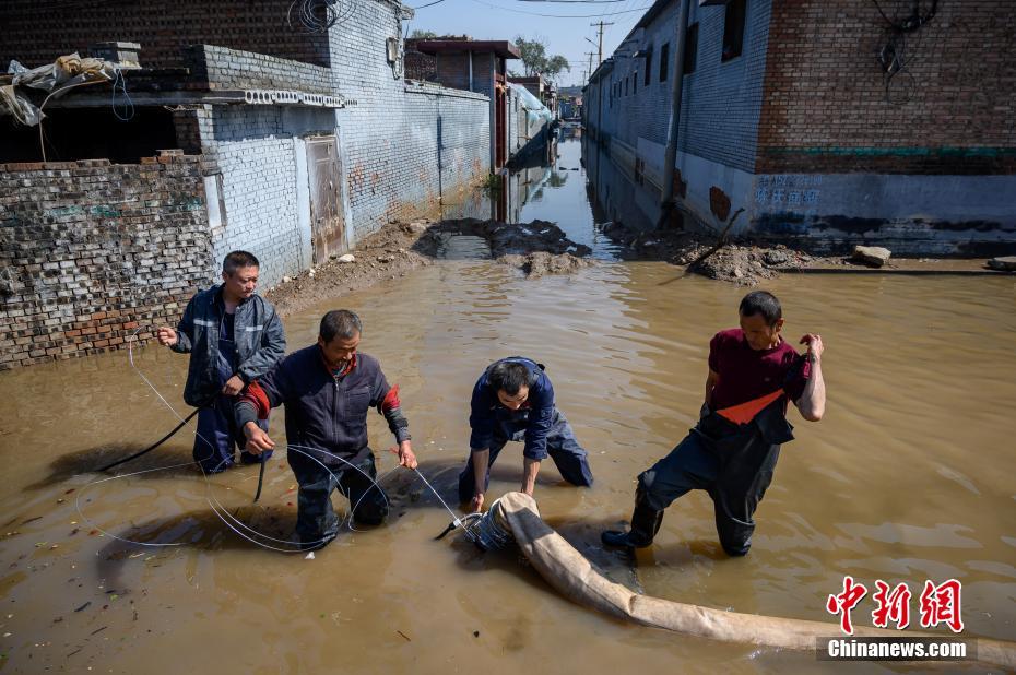 Shanxi: socorristas escavam comporta para acelerar drenagem