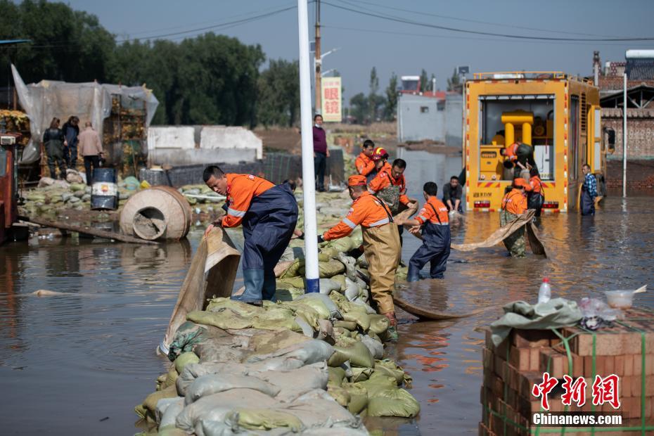 Shanxi: socorristas escavam comporta para acelerar drenagem