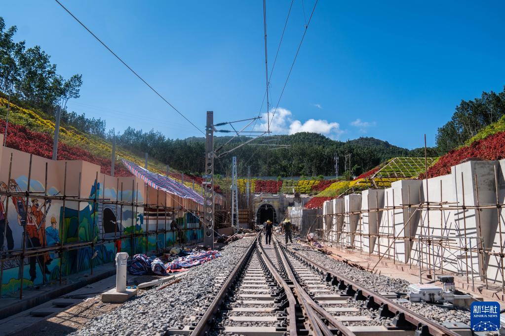 Instalação de trilhos da ferrovia China-Laos é completamente concluída