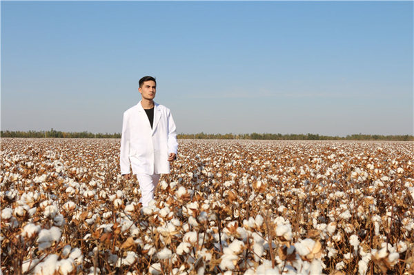 China: desfile de moda é realizado nos campos de algodão de Xinjiang