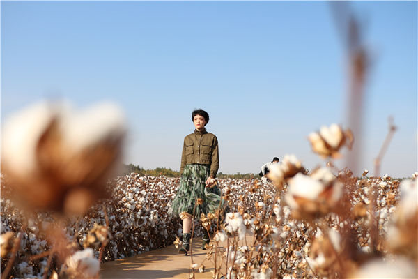 China: desfile de moda é realizado nos campos de algodão de Xinjiang