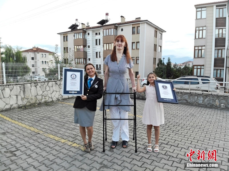 Guinness World Records anuncia mulher mais alta do mundo com 2,15 metros de altura