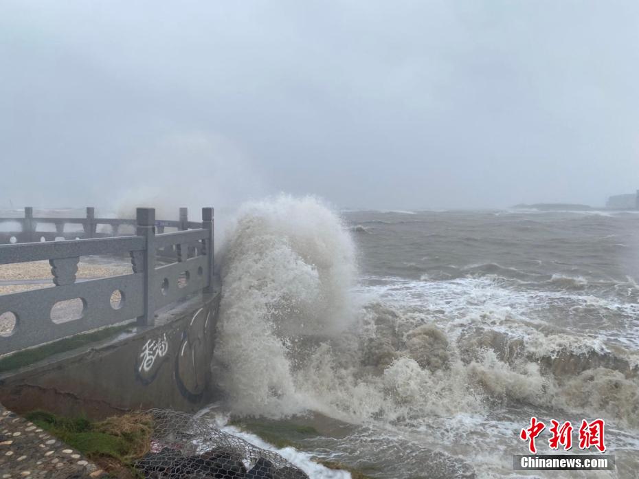 Cidades costeiras do sul da China são afetadas por tufão Kompasu