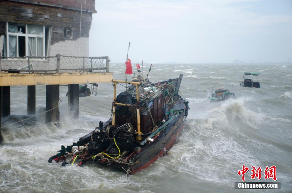 Cidades costeiras do sul da China são afetadas por tufão Kompasu