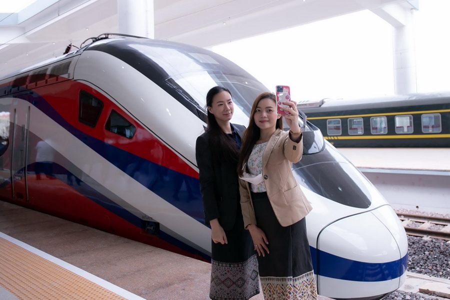Trem-bala da ferrovia China-Laos chega a Vientiane