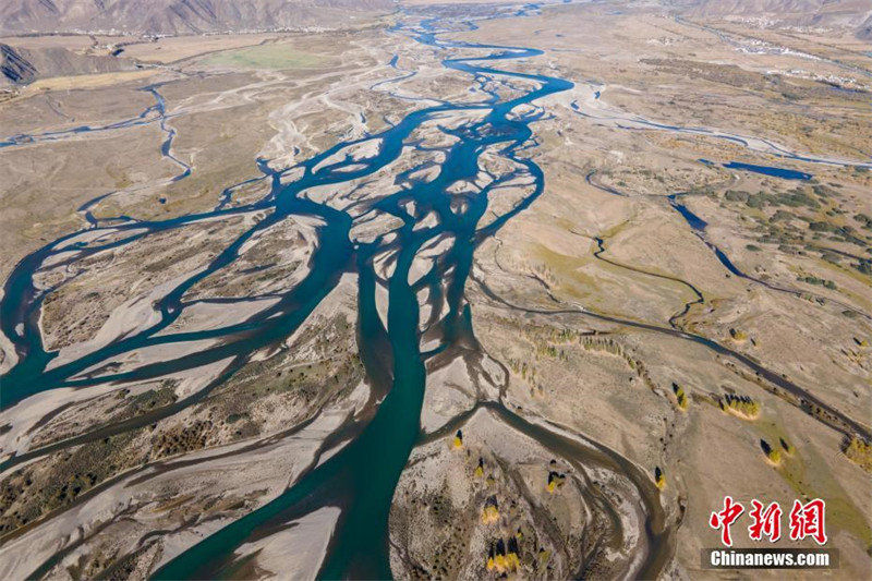 Sistema fluvial do rio Lhasa mostra paisagens magníficas no outono