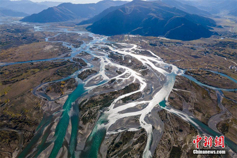 Sistema fluvial do rio Lhasa mostra paisagens magníficas no outono