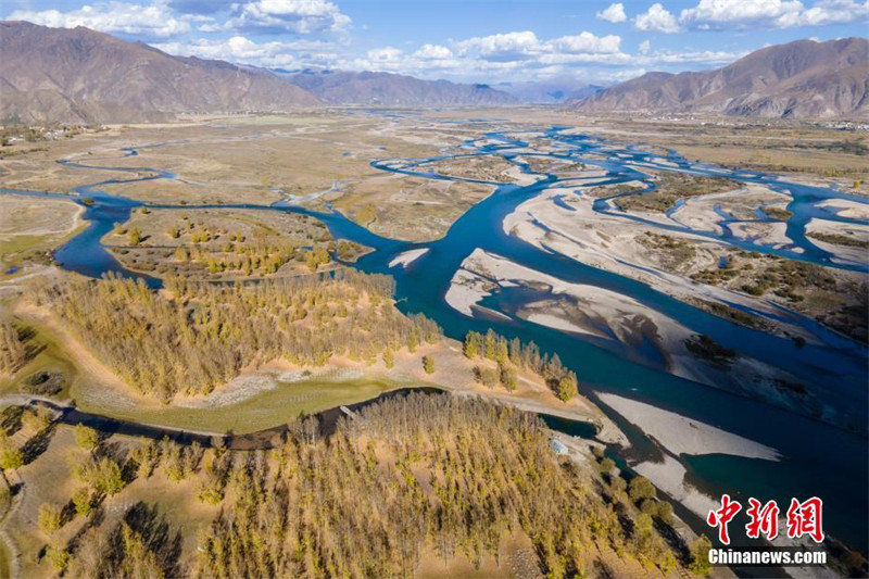 Sistema fluvial do rio Lhasa mostra paisagens magníficas no outono