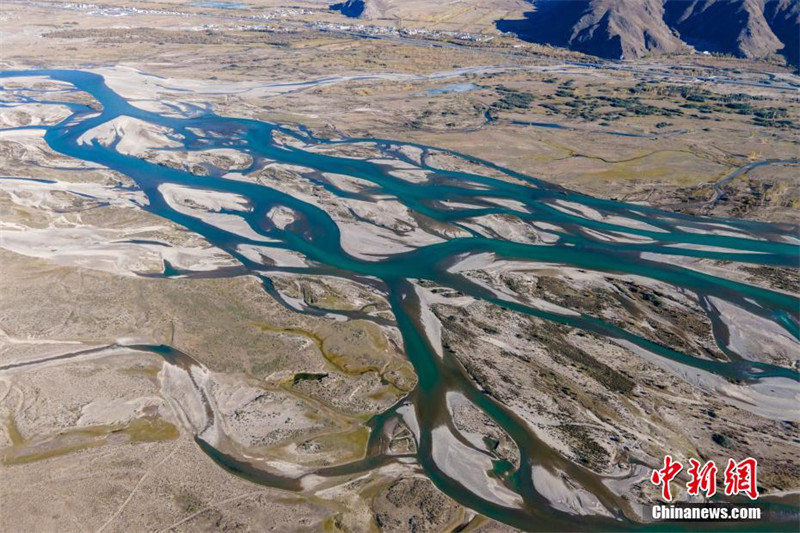 Sistema fluvial do rio Lhasa mostra paisagens magníficas no outono