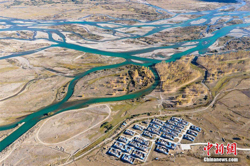 Sistema fluvial do rio Lhasa mostra paisagens magníficas no outono