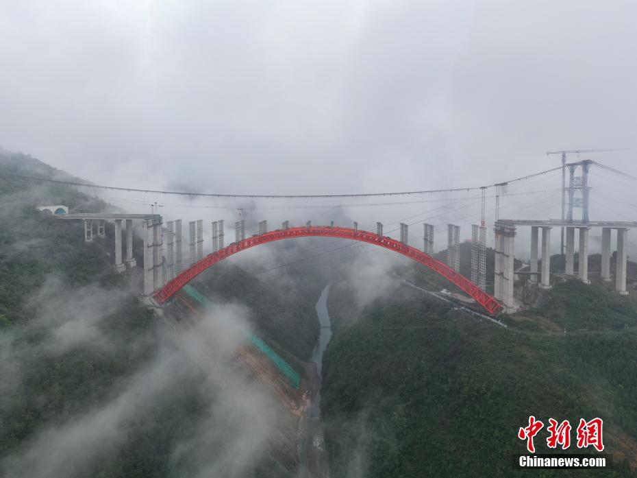 Concluída instalação de pilares da mega ponte Dafaqu na via expressa Renhuai-Zunyi