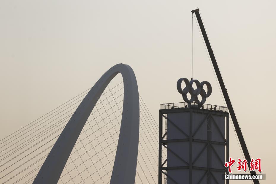 Beijing 2022: anéis olímpicos foram instalados no Parque Shougang 