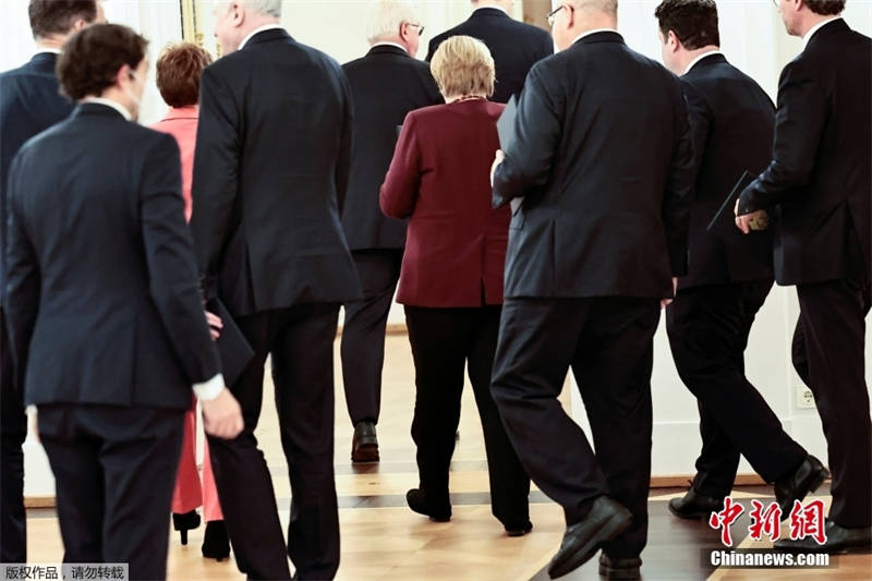 Merkel renuncia oficialmente ao cargo de chanceler
