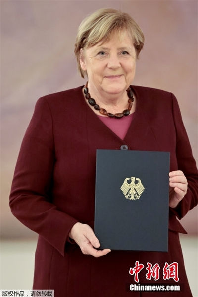 Merkel renuncia oficialmente ao cargo de chanceler