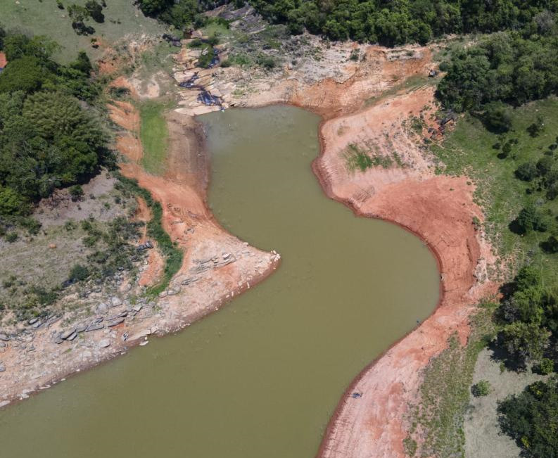 Brasil: água armazenada no maior reservatório em São Paulo não atinge 30% devido à seca