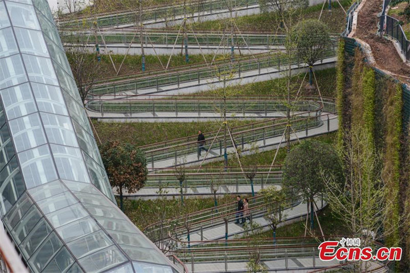 Chongqing: trilho em região montanhosa ganha acompanha mudanças de declive