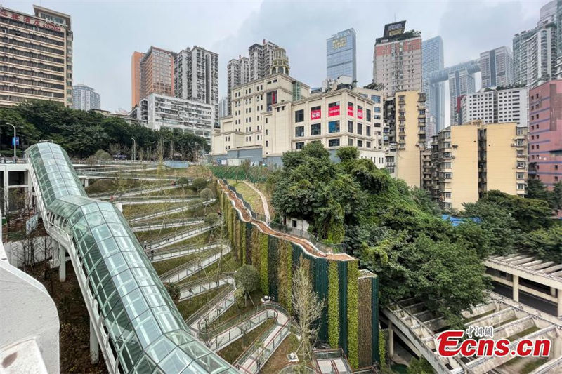 Chongqing: trilho em região montanhosa ganha acompanha mudanças de declive