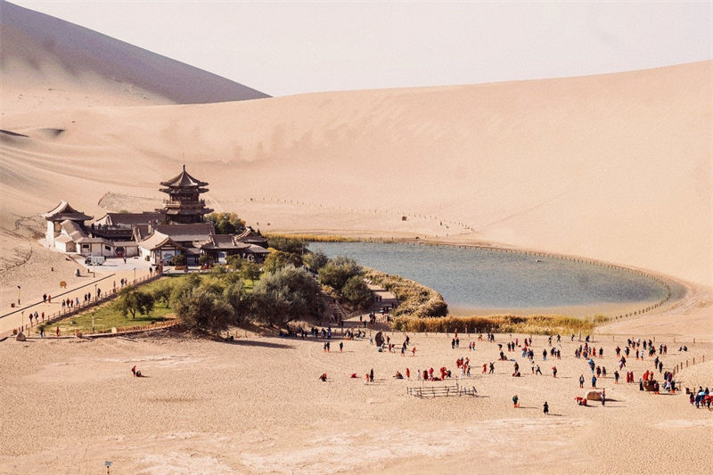 Galeria: cenário desértico da montanha Mingshashan e lago Crescente em Dunhuang 