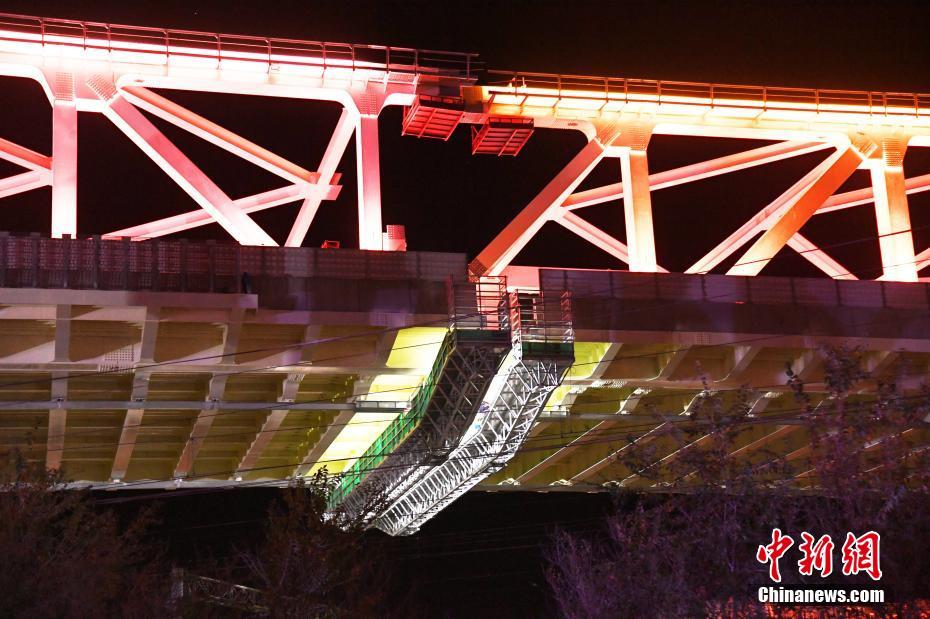 Hebei realiza giração da ponte de treliças sobre duas linhas ferroviárias