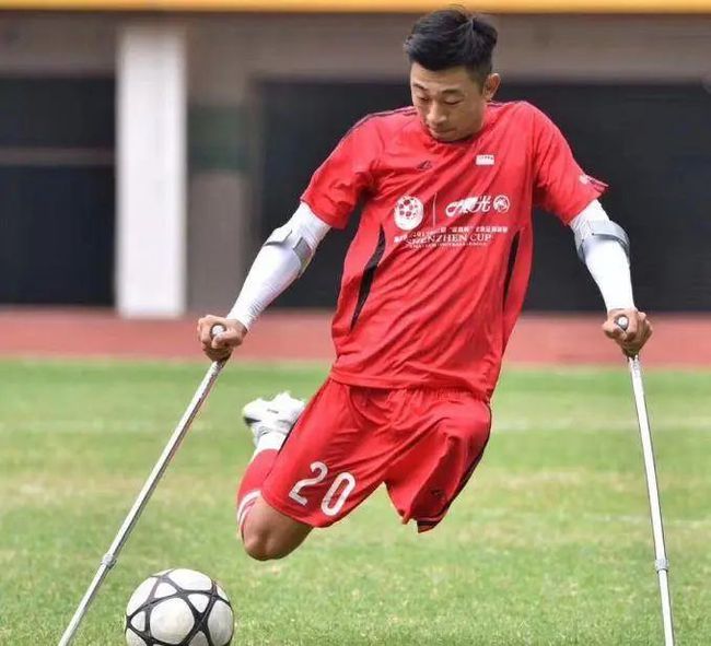 Jogador de futebol de uma perna só persegue sonho do esporte