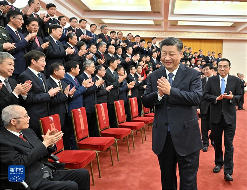 Xi Jinping concede mais alto prêmio chinês de ciência para designer de aeronave e especialista nuclear