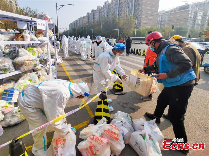 Necessidades diárias são garantidas para residentes em confinamento em Beijing