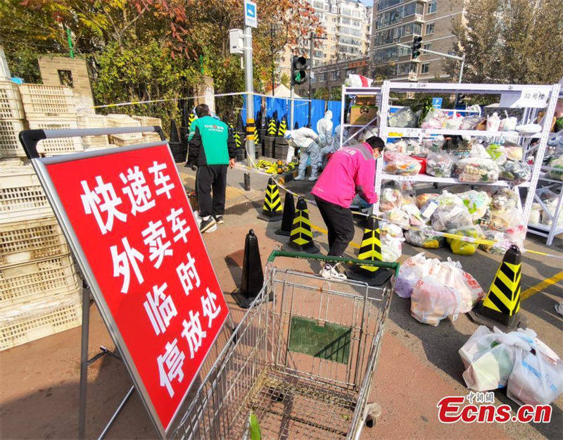 Necessidades diárias são garantidas para residentes em confinamento em Beijing
