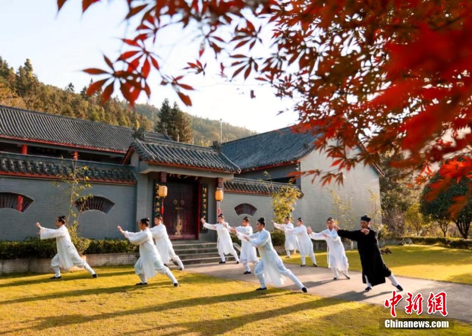 Hubei: Monte Wudang dá as boas-vindas ao outono