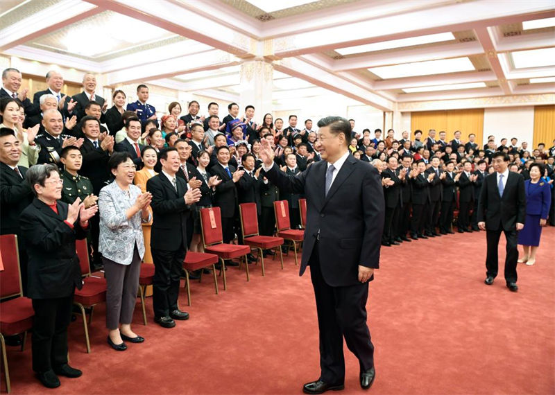 Xi Jinping reúne-se com modelos éticos nacionais