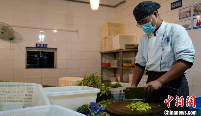 Estudantes ajundam a cozinhar devido a“falta” de cozinheiros na cantina