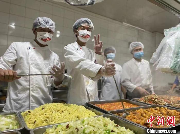 Estudantes ajundam a cozinhar devido a“falta” de cozinheiros na cantina