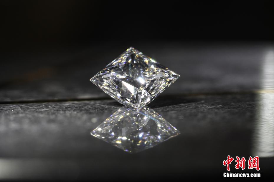 Diamante cultivado de 16,42 quilates em exibição na CIIE estabelece recorde global