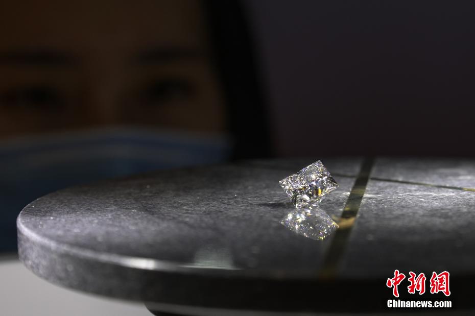 Diamante cultivado de 16,42 quilates em exibição na CIIE estabelece recorde global
