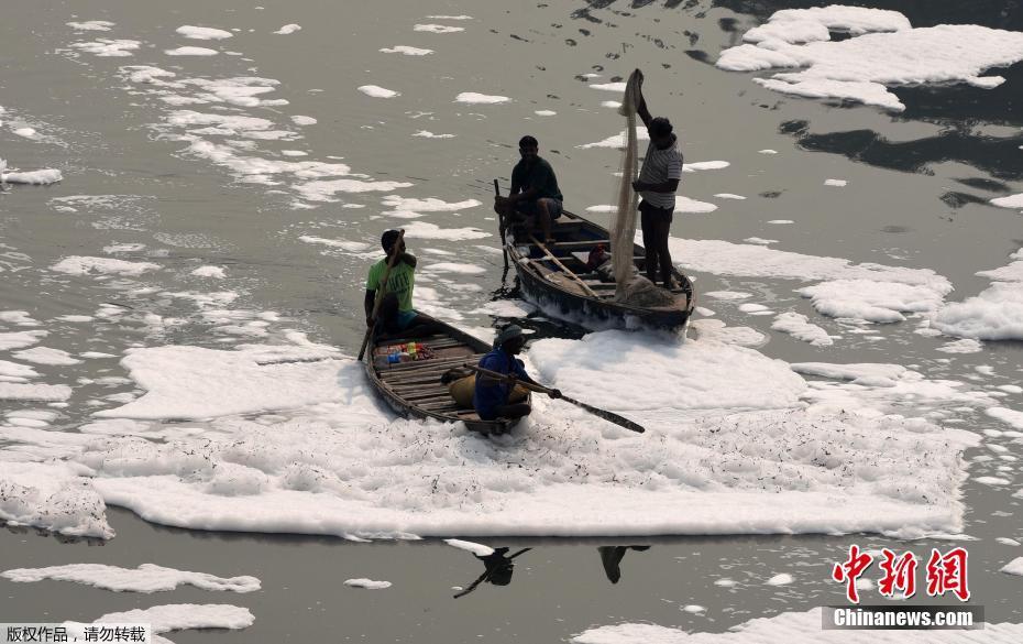 Índia: comunidades pescam e se banham em rios poluídos