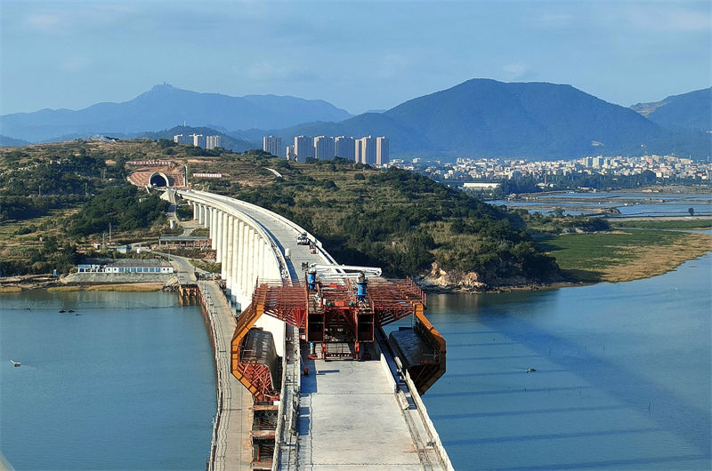 Ponte ferroviária de alta velocidade que atravessa o mar completa junção
